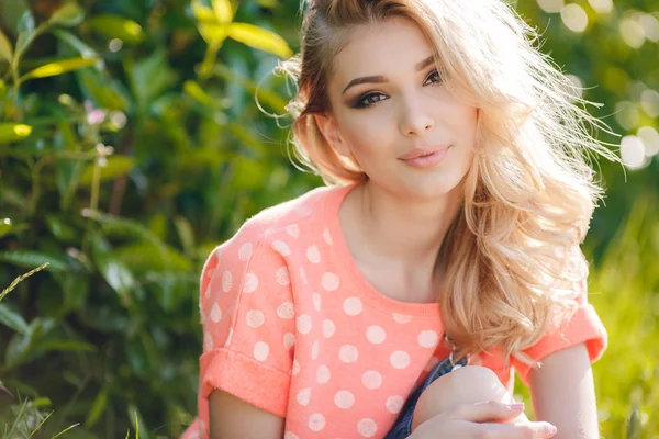 Summer portrait of a beautiful woman. — Stock Photo, Image