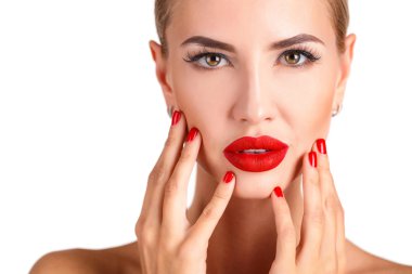 Profesyonel makyajlı güzel bir kadın.