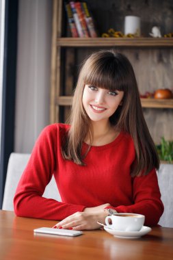 Bir fincan çay bir kafede bir masada kızla