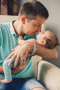Evde yeni doğan oğluyla mutlu baba