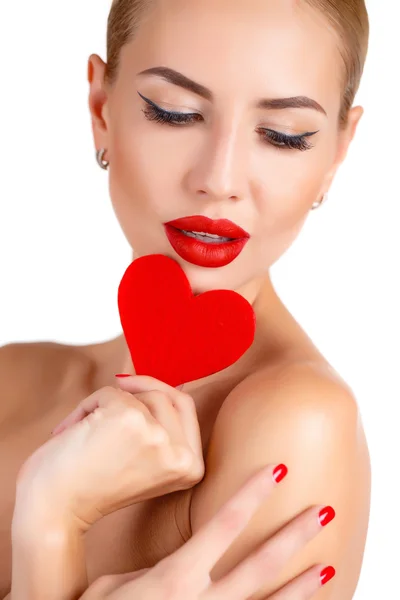 Piękna kobieta przepiękny seksowny jasny makijaż i czerwone serce — Zdjęcie stockowe
