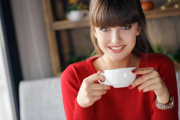 一杯热茶，一张桌子的一家咖啡馆的女孩 — 图库照片