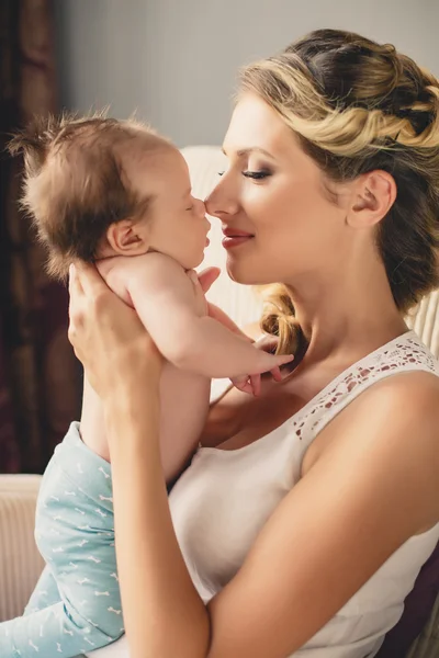 Porträt einer jungen Mutter und ihres neugeborenen Sohnes zu Hause — Stockfoto