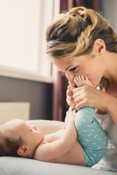 Portrait of a young mother and newborn son at home — Stock Photo, Image