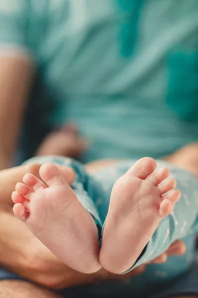 Happy young family, father holding his son's legs. — Stock Photo, Image