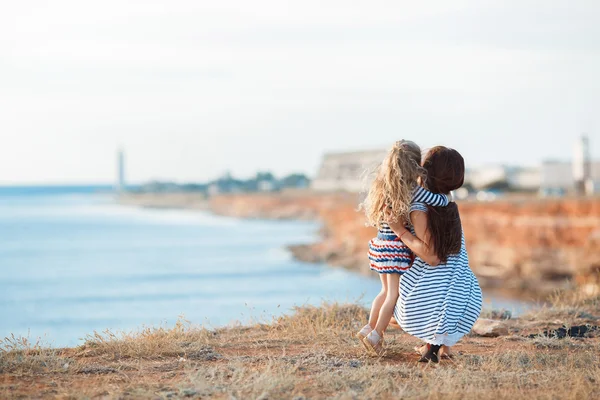 Mère et son adorable petite fille à la plage — Photo