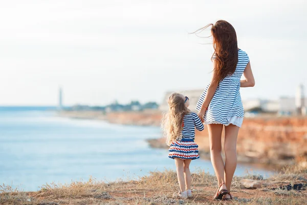 母亲和他可爱的小女儿在海滩上 — 图库照片
