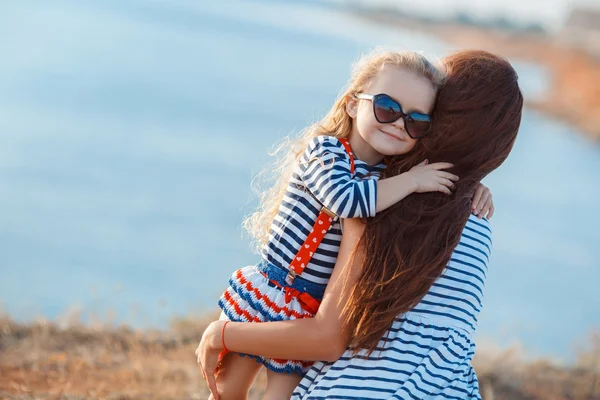 Matka a jeho roztomilá malá dcera na pláži — Stock fotografie