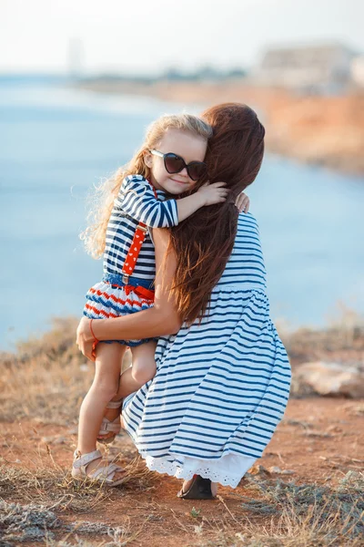 Moeder en zijn schattig dochtertje op strand — Stockfoto