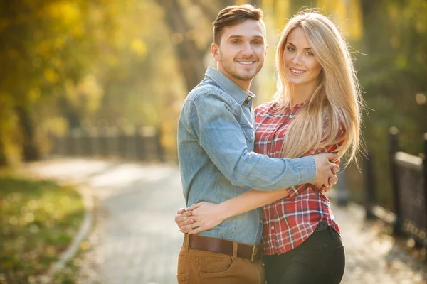 Two lovers in the autumn park — Stock Photo, Image