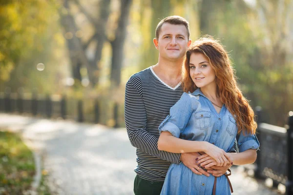 Two lovers in the autumn park — Stock Photo, Image