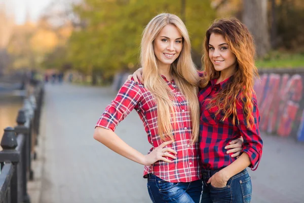 Beautiful young women on walk in park — Stockfoto