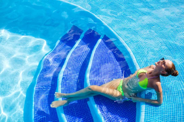 Beautiful woman with sexy body by the pool — Stok fotoğraf