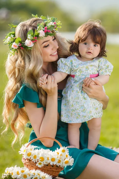 Mère heureuse avec petite fille sur la prairie verte — Photo