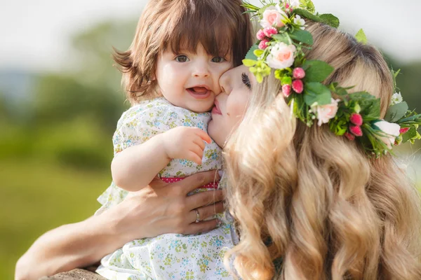 Glückliche Mutter mit kleiner Tochter auf der grünen Wiese — Stockfoto