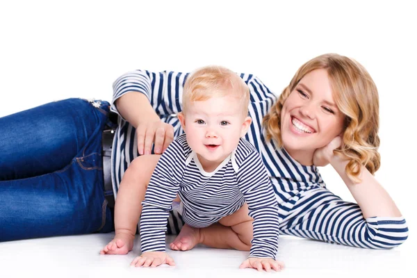 Portrét šťastné matky s dítětem na bílém pozadí. — Stock fotografie