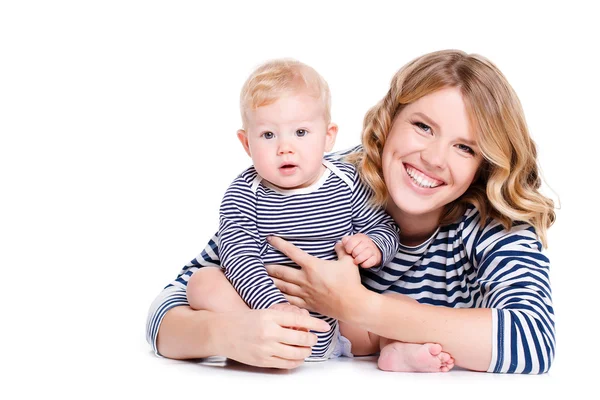 Retrato de mãe feliz com bebê em um fundo branco . — Fotografia de Stock