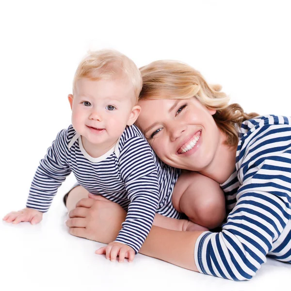 Портрет счастливой матери с ребенком на белом фоне . — стоковое фото
