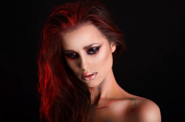 Renkli makyajlı kız 