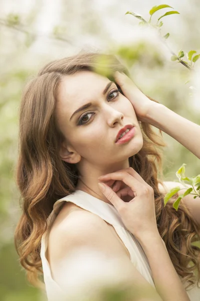 Retrato de uma menina morena no jardim — Fotografia de Stock