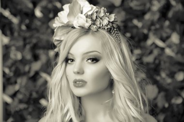 Kafasındaki çiçekli üzgün kız