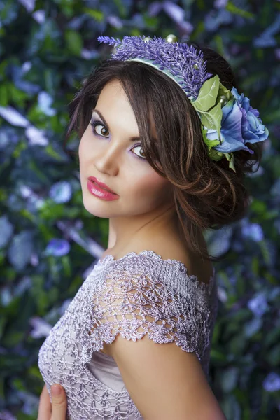 Menina morena com o coronet de flores — Fotografia de Stock