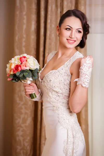 Bride and her wedding bouquet — Stock Photo, Image