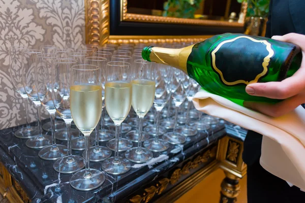 The process of filling glasses — Stock Photo, Image