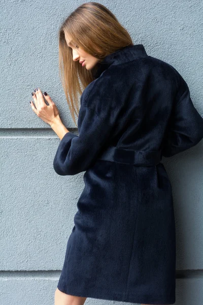 Bella donna dai capelli castani in un cappotto nero — Foto Stock