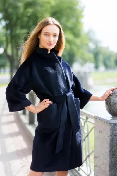 Schöne braunhaarige Frau in schwarzem Mantel — Stockfoto