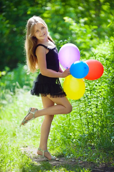 Walking through the spring park — Stock Photo, Image