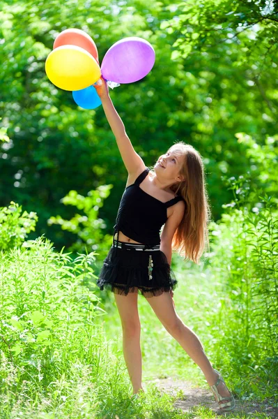 Walking through the spring park — Stock Photo, Image