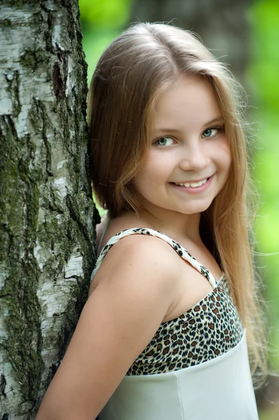 Walking through the spring park — Stock Photo, Image