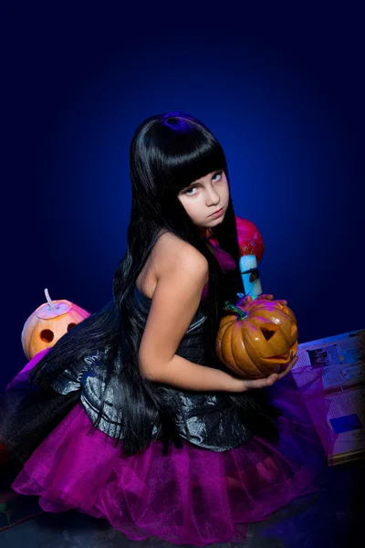 Halloween, mladá čarodějnice — Stock fotografie