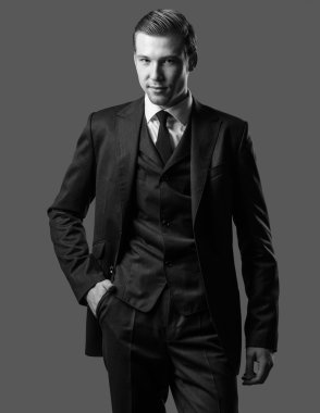 Takım elbiseli adam