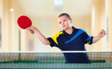 Küçük çocuk oyun tenis oyuncusu. Aksiyon vurdu.