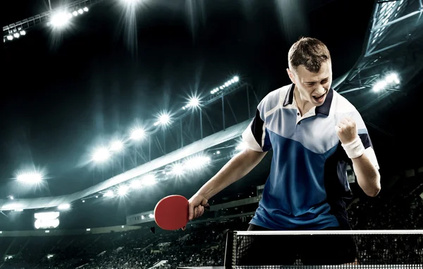 Jeune beau sportif célébrant une victoire sans faille au tennis de table — Photo