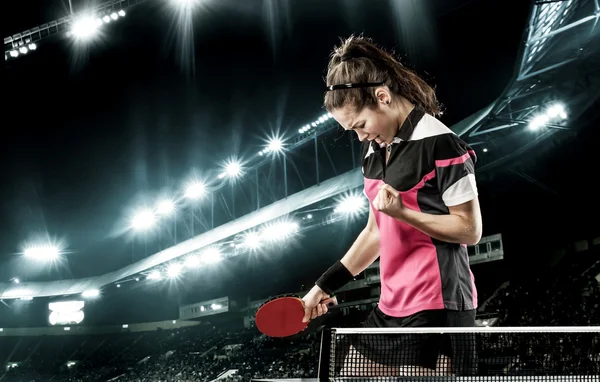 Joven mujer guapa celebrando una victoria impecable en el tenis de mesa — Foto de Stock