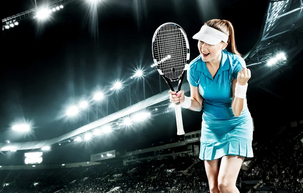 Retrato de una hermosa jugadora de tenis deportiva con raqueta — Foto de Stock