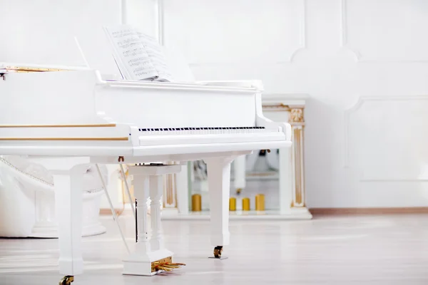 Белый рояль в элегантном интерьере дворцового зала — стоковое фото
