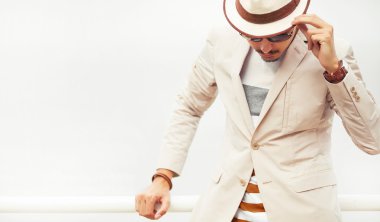 şapka ve gözlük poz çekici ciddi moda adam.