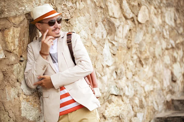 Atrativo sério moda homem posando perto da parede. foto de verão — Fotografia de Stock