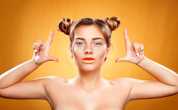 Portrét zářivě krásná dívka s uměním barevné pihy make-up — Stock fotografie
