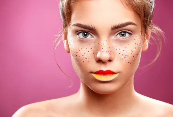 Retrato de chica hermosa brillante con el arte colorido pecas maquillaje — Foto de Stock
