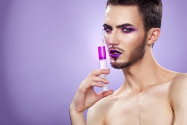 Çok şehvetli gay adam sanat makyaj ve sakal.