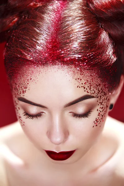 Jasne, piękne rudowłosej dziewczyny z blichtr makup fryzurę i sztuki. — Zdjęcie stockowe