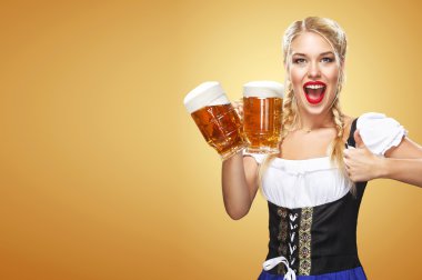 Büyük bira bardağı mavi arka plan üzerinde kopya alanı ile hizmet veren bir geleneksel Bavyera elbise giyen genç seksi Oktoberfest garson,