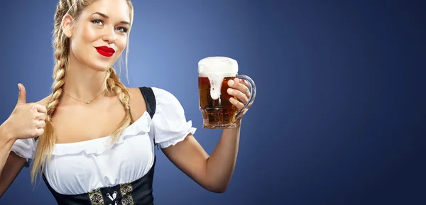 Annonseringen med kopia utrymme. Banner format. Ung sexig Oktoberfest servitris, bär en traditionell bayersk klänning, som serverar stora ölglas på blå bakgrund. — Stockfoto