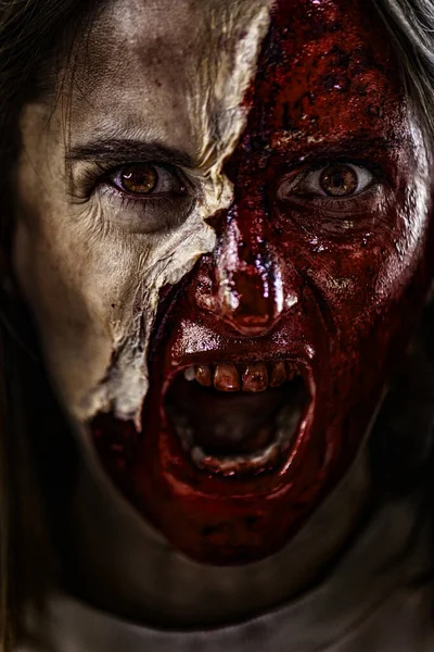 Maquiagem zumbi no Halloween 2020. Maquilagem de arte criativa de véspera de festa de Dia de Todos os Santos. Cara assustadora. Um retrato de perto de uma mulher horrível. Horror.. — Fotografia de Stock