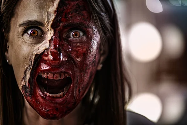 Zombiesmink på Halloween 2020. Kreativ konst make-up inför alla helgons dag fest. Läskigt jävla ansikte. Närbild av en hemsk kvinna. Skräck. — Stockfoto